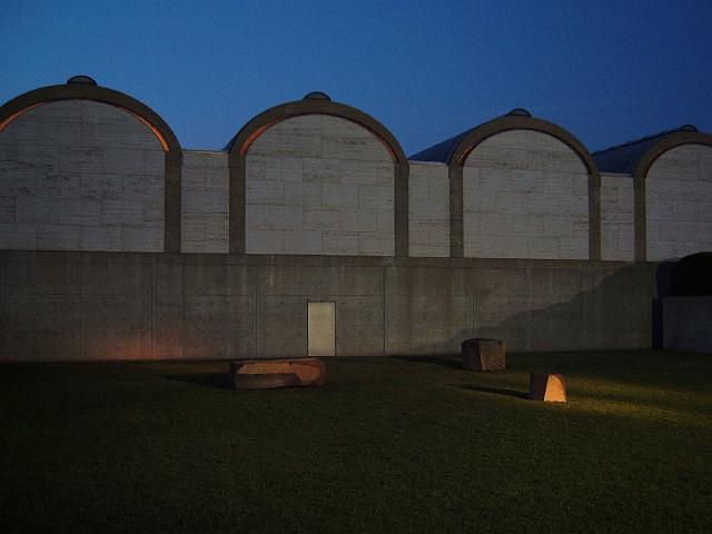 040917 Kimbell Art Museum at dusk 